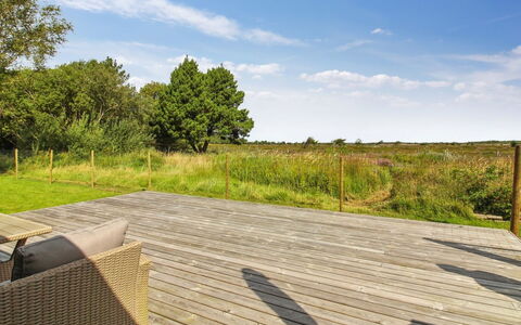 Golubinka - 2.5Km from the Sea: Møbel, Indretning, Gulvbelægning, Etage, Loft, Værelse, Stol, Bord, Lejlighed, Køkken & Spisebord