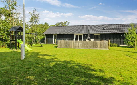 Golubinka - 2.5Km from the Sea: Møbel, Indretning, Gulvbelægning, Etage, Loft, Værelse, Stol, Bord, Lejlighed, Køkken & Spisebord