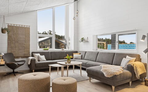 Lanessa - 800M from the Sea: Gulvbelægning, Indretning, Stue, Møbel, Hjem, Couch, Komfort, Kaffebord