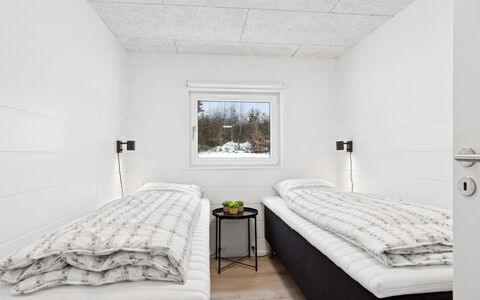 Lanessa - 800M from the Sea: Træ, Fryser, Sne, Vinter, Soveværelse, Dagslys, Sengetøj, Planke, Seng, Bed Frame