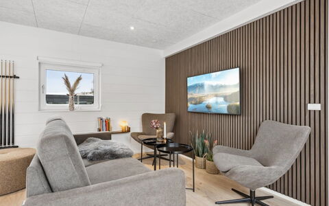 Lanessa - 800M from the Sea: Indretning, Møbel, Gulvbelægning, Etage, Væg, Træ, Loft, Couch, Stue, Værelse