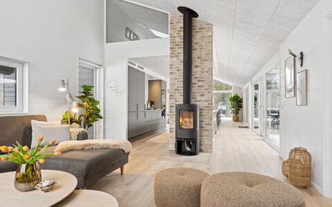 Lanessa - 800M from the Sea: Gulvbelægning, Indretning, Træ, Loft, Etage, Møbel, Hjem, Stue, Lysarmatur, Trægulve