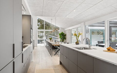 Lanessa - 800M from the Sea: Køkken, Gulvbelægning, Loft, Countertop, Lysarmatur, Flise, Køkken Apparat, Naturmateriale, Trægulve