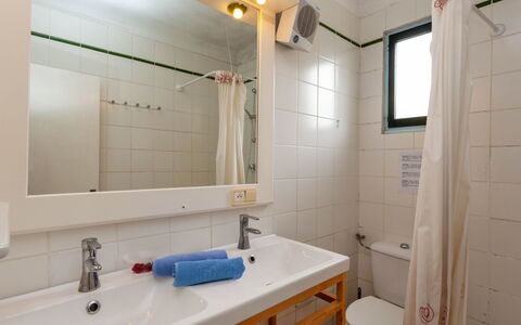 Villa Cassiopee: Spejl, Tap, Sanitærarmatur, Håndvask, Ejendom, Badeværelsesvask, Badeværelsesskab, Blå, Badeværelse, Purple