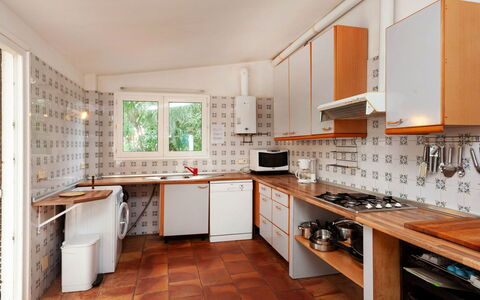 Villa Cassiopee: Tap, Cabinetry, Håndvask, Countertop, Køkkenvask, Produkt, Komfur, Køkken, Træ, Sanitærarmatur