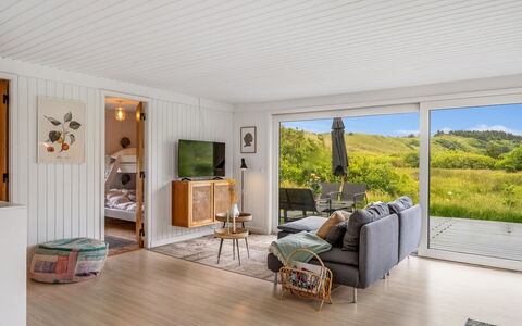 Mintha - 400M from the Sea: Indretning, Gulvbelægning, Møbel, Træ, Loft, Etage, Trægulve, Couch, Værelse, Stue