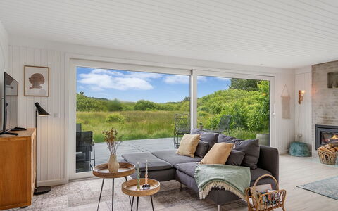Mintha - 400M from the Sea: Møbel, Couch, Gulvbelægning, Indretning, Etage, Træ, Trægulve, Stue, Bord