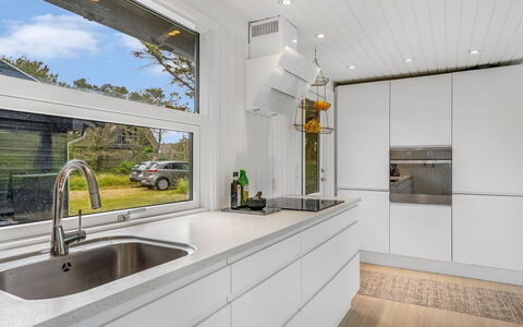 Mintha - 400M from the Sea: Køkken, Gulvbelægning, Indretning, Træ, Countertop, Køkken Apparat, Loft, Større Bandage, Etage, Cabinetry