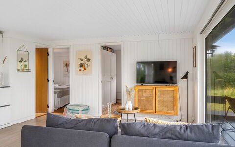 Mintha - 400M from the Sea: Møbel, Indretning, Gulvbelægning, Etage, Couch, Træ, Loft, Værelse, Stue, Trægulve