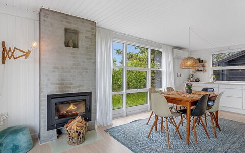 Mintha - 400M from the Sea: Gulvbelægning, Møbel, Træ, Indretning, Loft, Etage, Hjem, Trægulve, Stol, Stue