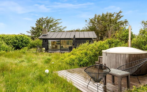 Mintha - 400M from the Sea: Græs, Busk, Tag, Land Lot, Plantesamfund, Landdistrikt, Sommerhus, Bunddække, Have