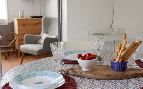L'Adalou: Bordservice, Bord, Møbel, Tallerkner, Mad, Drinkware, Plade, Indretning, Træ, Serveware
