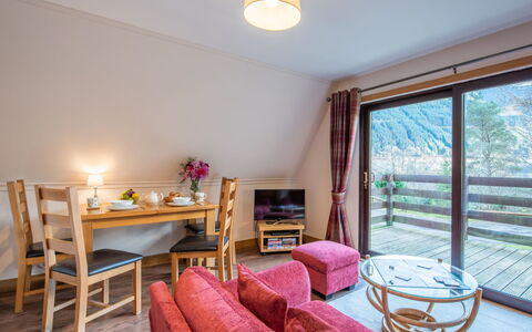 Loch Lochy Retreat: Køkken & Spisebord, Hårdttræ, Udvej, Stol, Hotel, Stue, Kaffebord, Eco Hotel, Trægulve, Armlæn