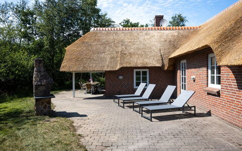 Ejvi - 4Km from the Sea: Tækning, Tag, Sommerhus, Udendørs Møbler, Stol, Mursten, Skygge, Hårdttræ, Stuehus