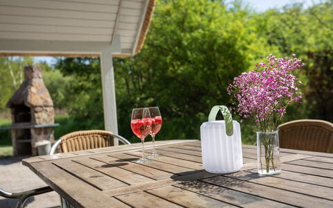 Ejvi - 4Km from the Sea: Drinkware, Flaske, Blomsterkrukke, Serveware, Udendørs Bord, Stueplante, Udendørs Møbler, Afskaarne Blomster, Hårdttræ