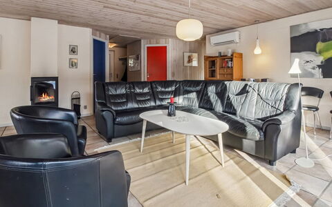Alina - 1Km from the Sea: Møbel, Indretning, Couch, Gulvbelægning, Loft, Træ, Stue, Etage, Værelse, Bord