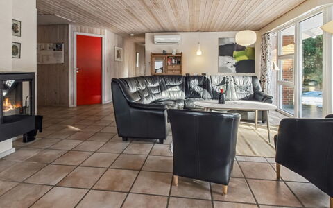 Alina - 1Km from the Sea: Møbel, Couch, Indretning, Gulvbelægning, Træ, Loft, Etage, Stue, Værelse