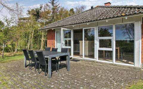 Alina - 1Km from the Sea: Møbel, Indretning, Stol, Gulvbelægning, Bord, Udvej, Etage, Loft, Værelse, Eco Hotel