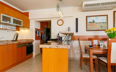 Miralago: Cabinetry, Møbel, Ejendom, Bord, Countertop, Træ, Orange, Indretning, Belysning, Billedramme