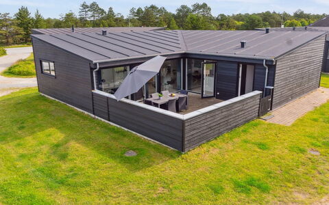 Ingebrit - 1.4Km from the Sea: Bygning, Hus, Vindue, Hjem, Tag, Boligområde, Busk, Sommerhus, Land Lot
