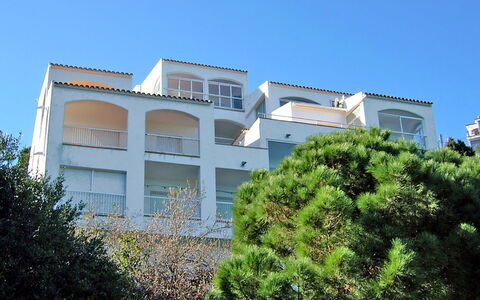Puerto de la Selva: Himmel, Bygning, Plante, Vindue, Vegetationen, Urban Design, Træ, Ejerlejlighed, Facade, Toner Og Skygger