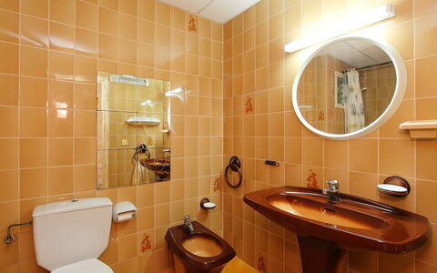 Puerto de la Selva: Badeværelse, Værelse, Ejendom, Flise, Indretning, Sanitærarmatur, Arkitektur, Bygning, Væg, Toiletbræt