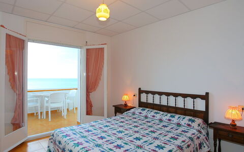 Puerto de la Selva: Soveværelse, Seng, Værelse, Møbel, Sengetøj, Ejendom, Sengetøj, Bed Frame, Etage, Loft