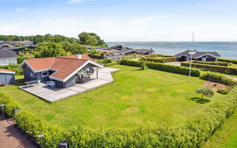Nahele - 150M from the Sea: Møbel, Indretning, Gulvbelægning, Etage, Loft, Værelse, Stol, Bord, Lejlighed, Køkken & Spisebord