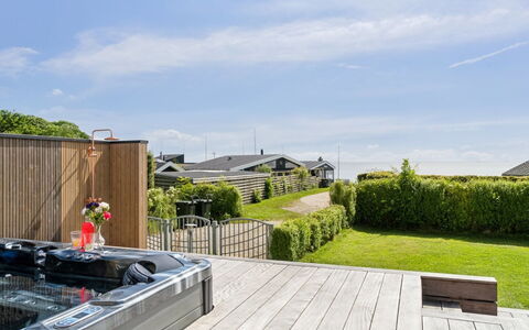 Nahele - 150M from the Sea: Møbel, Indretning, Gulvbelægning, Etage, Loft, Værelse, Stol, Bord, Lejlighed, Køkken & Spisebord