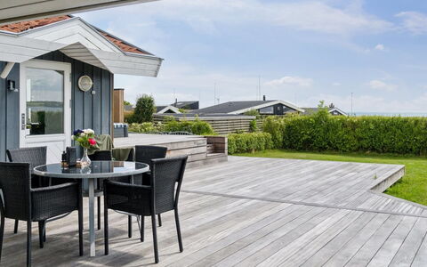 Nahele - 150M from the Sea: Møbel, Indretning, Gulvbelægning, Etage, Loft, Værelse, Stol, Bord, Lejlighed, Køkken & Spisebord