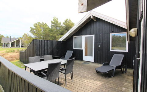Antonelle - 1.7Km from the Sea: Træ, Hjem, Planke, Hårdttræ, Sommerhus, Bejdse, Dæk, Skygge, Veranda, Design