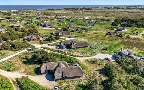 Stella - 700M from the Sea: Møbel, Indretning, Gulvbelægning, Etage, Loft, Værelse, Stol, Bord, Lejlighed, Køkken & Spisebord