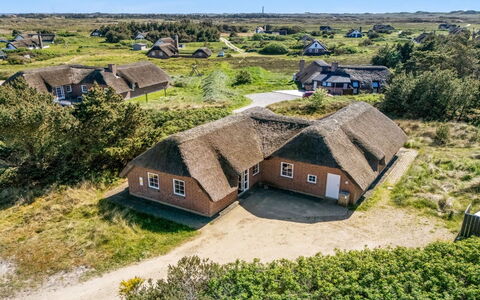 Stella - 700M from the Sea: Møbel, Indretning, Gulvbelægning, Etage, Loft, Værelse, Stol, Bord, Lejlighed, Køkken & Spisebord