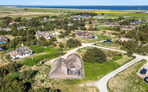Stella - 700M from the Sea: Møbel, Indretning, Gulvbelægning, Etage, Loft, Værelse, Stol, Bord, Lejlighed, Køkken & Spisebord