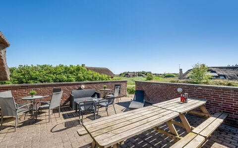 Stella - 700M from the Sea: Møbel, Indretning, Gulvbelægning, Etage, Loft, Værelse, Stol, Bord, Lejlighed, Køkken & Spisebord