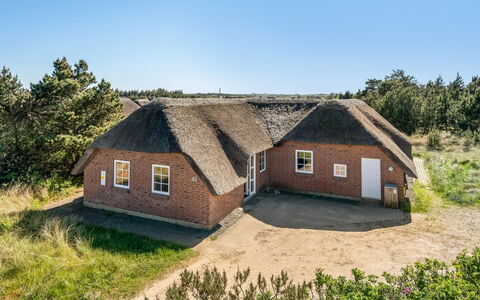 Stella - 700M from the Sea: Møbel, Indretning, Gulvbelægning, Etage, Loft, Værelse, Stol, Bord, Lejlighed, Køkken & Spisebord