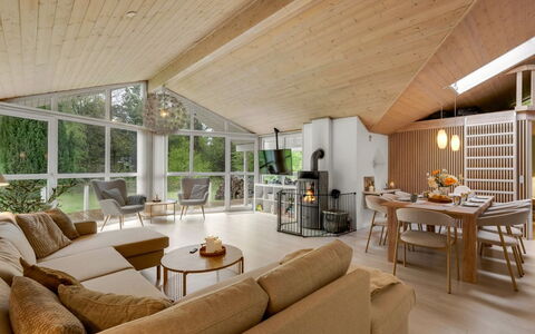 Samine - 2Km from the Sea: Indretning, Møbel, Couch, Gulvbelægning, Loft, Lysarmatur, Stue, Træ, Etage, Værelse
