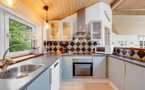 Samine - 2Km from the Sea: Møbel, Indretning, Gulvbelægning, Etage, Loft, Værelse, Stol, Bord, Lejlighed, Køkken & Spisebord