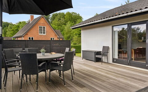 Thorward - 100M from the Sea: Trægulve, Møbel, Træ, Udendørs Møbler, Gulvbelægning, Etage, Stol, Bord, Hårdttræ, Veranda