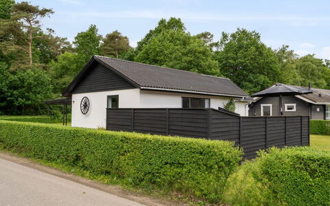Thorward - 100M from the Sea: Hus, Tag, Hjem, Busk, Boligområde, Sidespor, Sommerhus, Have, Lawn, Landscaping
