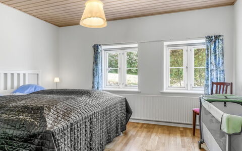 Gilbert - 500M from the Sea: Seng, Soveværelse, Indretning, Sengetøj, Sengetøj, Træ, Loft, Etage, Møbel, Gulvbelægning