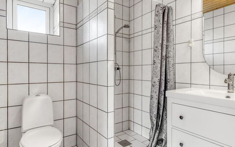 Gilbert - 500M from the Sea: Badeværelse, Gulvbelægning, Væg, Etage, Sanitærarmatur, Toiletbræt, Toilet, Indretning, Vvs, Flise