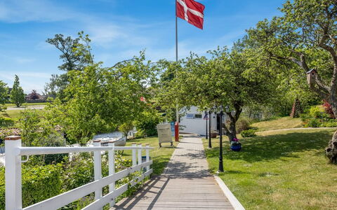 Gilbert - 500M from the Sea: Græs, Busk, Sommer, Land Lot, Have, Forår, Lawn, Skygge, Bunddække
