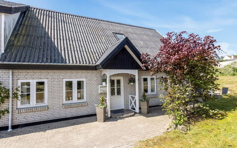 Gilbert - 500M from the Sea: Køkken, Countertop, Køkken Apparat, Gulvbelægning, Cabinetry, Indretning, Større Bandage, Etage, Hjem, Møbel