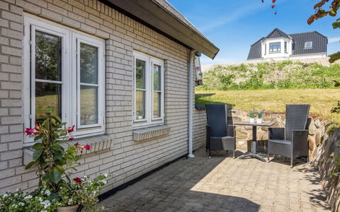 Gilbert - 500M from the Sea: Køkken, Countertop, Køkken Apparat, Gulvbelægning, Cabinetry, Indretning, Større Bandage, Etage, Hjem, Møbel