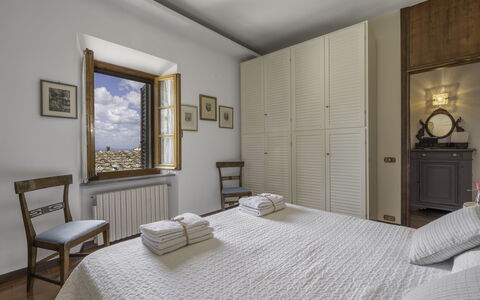 Casa Martina, Piazza Delle Erbe, San Gimignano: Møbel, Indretning, Soveværelse, Seng, Gulvbelægning, Etage, Loft, Belysning, Værelse, Sengetøj
