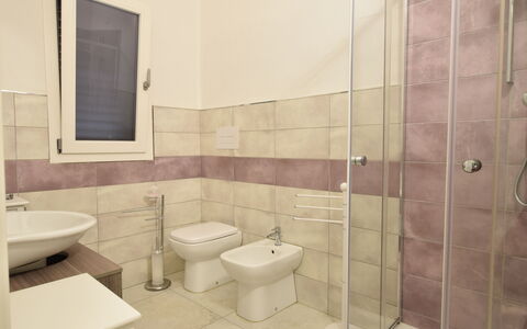 Villa Del Sole In Budoni Sea View: Toiletbræt, Badeværelse, Purple, Toilet, Sanitærarmatur, Badeværelsesvask, Indretning, Etage, Gulvbelægning, Bygning