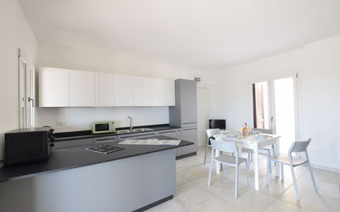 Villa Del Sole In Budoni Sea View: Cabinetry, Countertop, Bygning, Vindue, Køkken Apparat, Komfur, Køkkenvask, Træ, Indretning, Tap