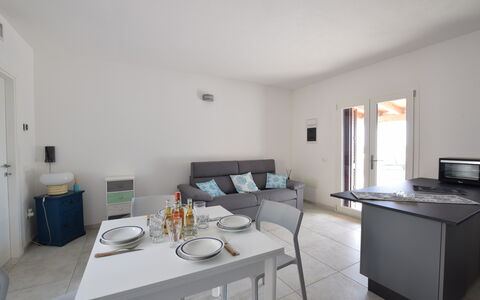 Villa Del Sole In Budoni Sea View: Bord, Møbel, Bygning, Vindue, Stol, Indretning, Bordservice, Hus