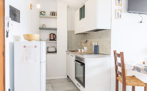Conero Bluloft: Køkken, Møbel, Større Bandage, Køkken Apparat, Countertop, Indretning, Træ, Gulvbelægning, Cabinetry, Etage